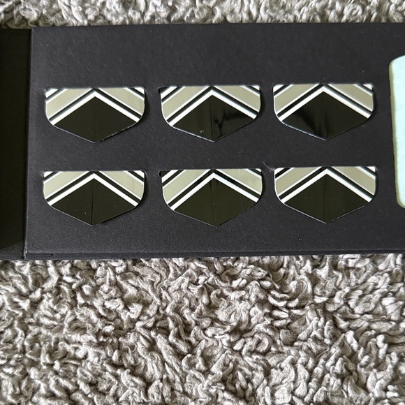 Black and Silver Steel Needle Tip Darts Set - Premium Men's Accessory - Picture 3 of 4